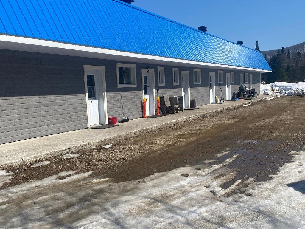 









275


Route 117

,
Lac-Saguay,




QC
J0W1L0

