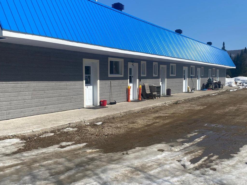 









275


Route 117

,
Lac-Saguay,




QC
J0W1L0

