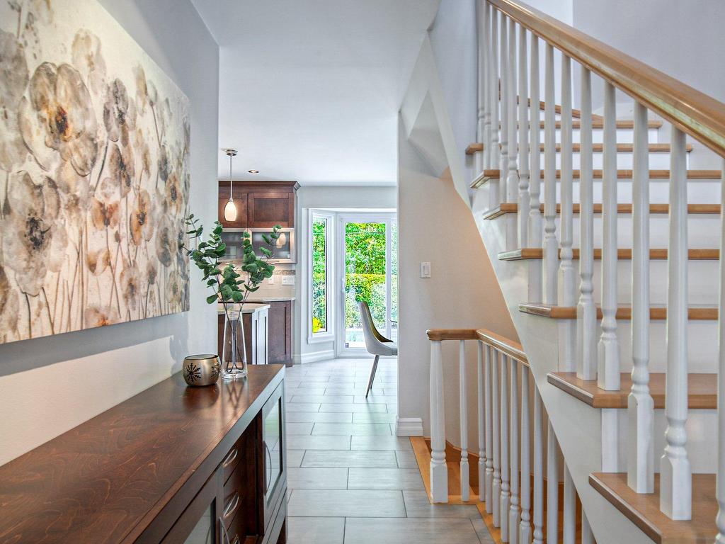 









328


Rue Kéroack

,
Saint-Bruno-de-Montarville,




QC
J3V5S1

