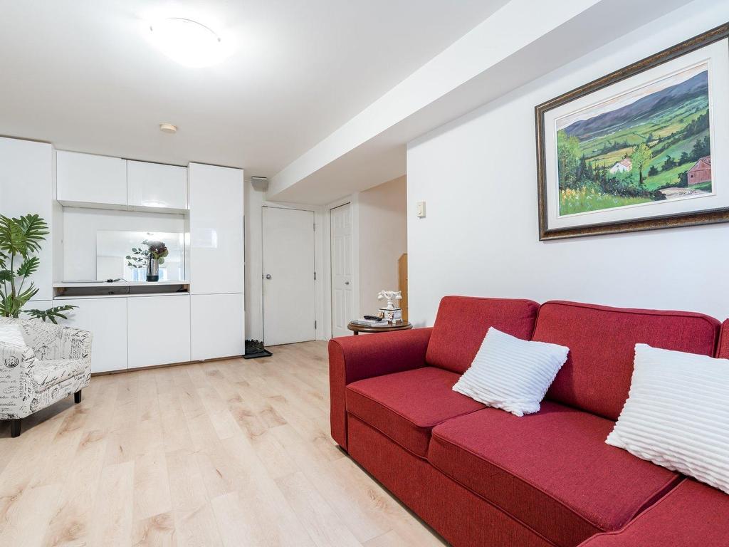 









48


Av. Brookfield

,
Mont-Royal,




QC
H3P3K5

