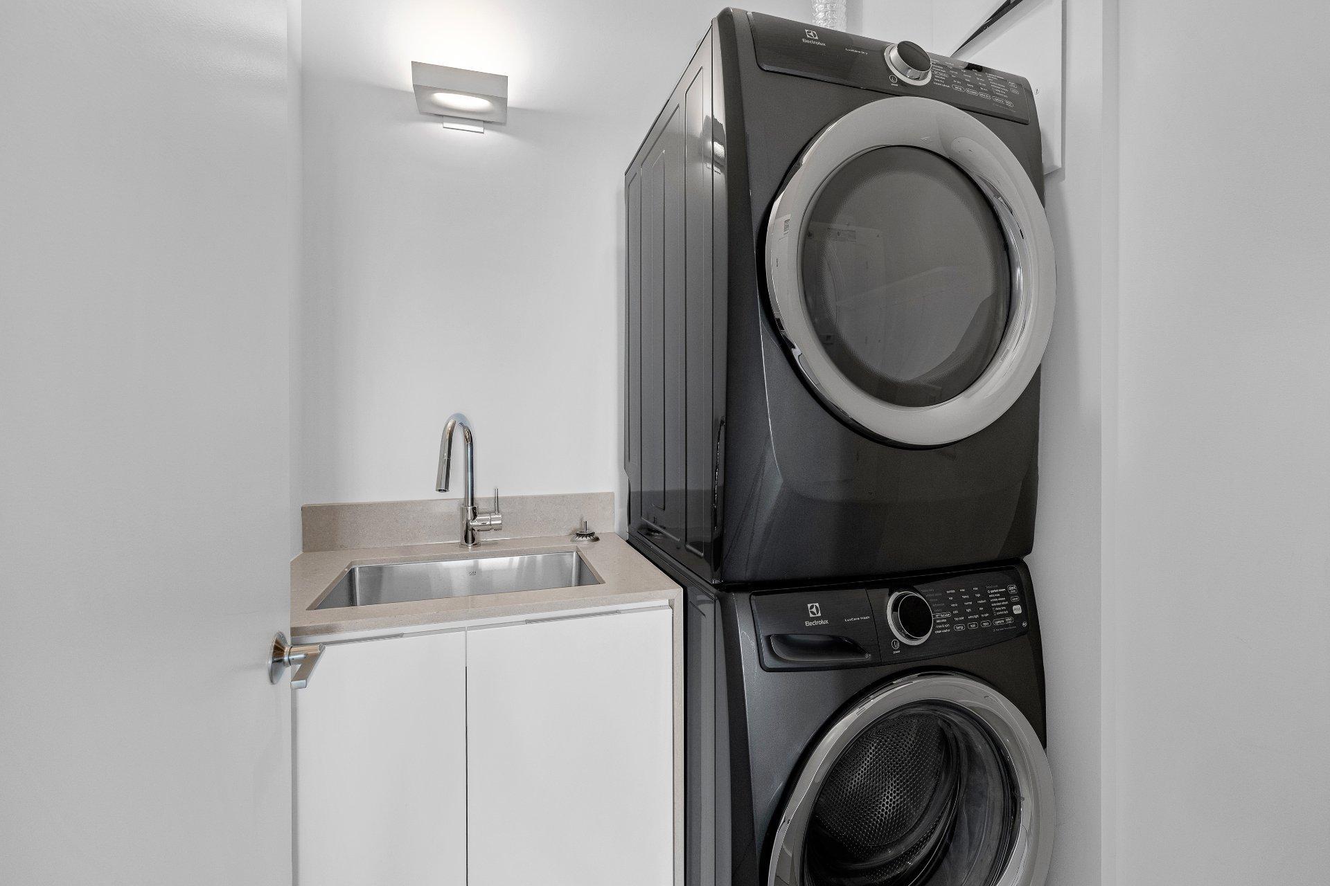 









1288


Rue St-Antoine O.

, PH2,
Montréal (Ville-Marie),




QC
H3C0X6

