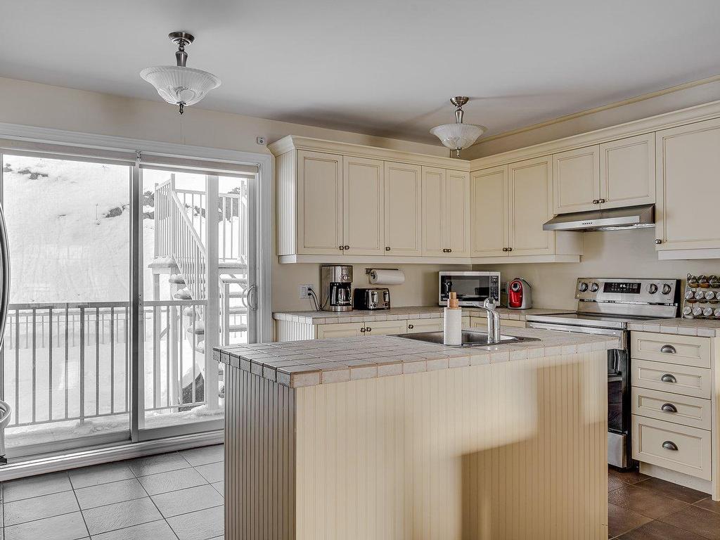 









729-A


Rue Principale

,
Saint-Sauveur,




QC
J0R1R2

