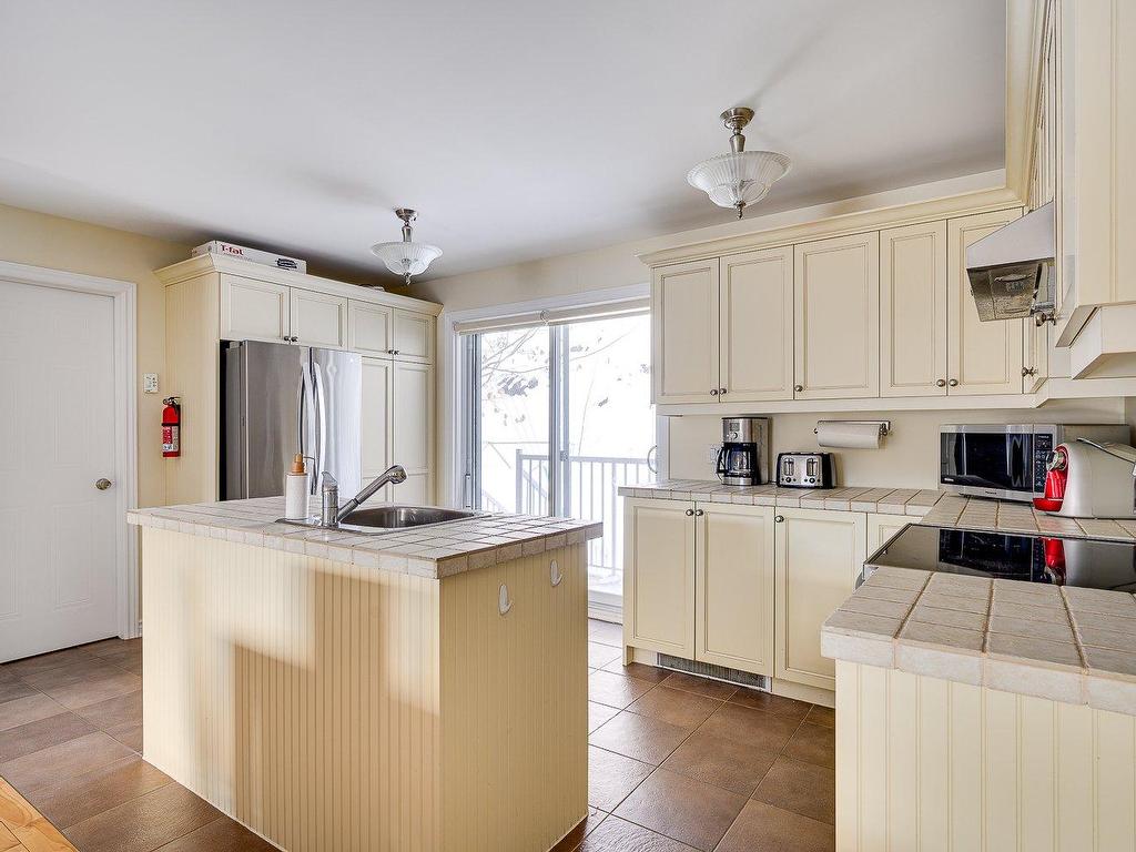 









729-A


Rue Principale

,
Saint-Sauveur,




QC
J0R1R2


