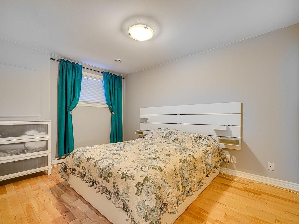 









729-A


Rue Principale

,
Saint-Sauveur,




QC
J0R1R2

