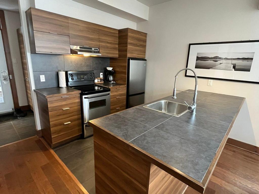 









2240


Ch. du Lac-Supérieur

, 3202,
Lac-Supérieur,




QC
J0T1P0

