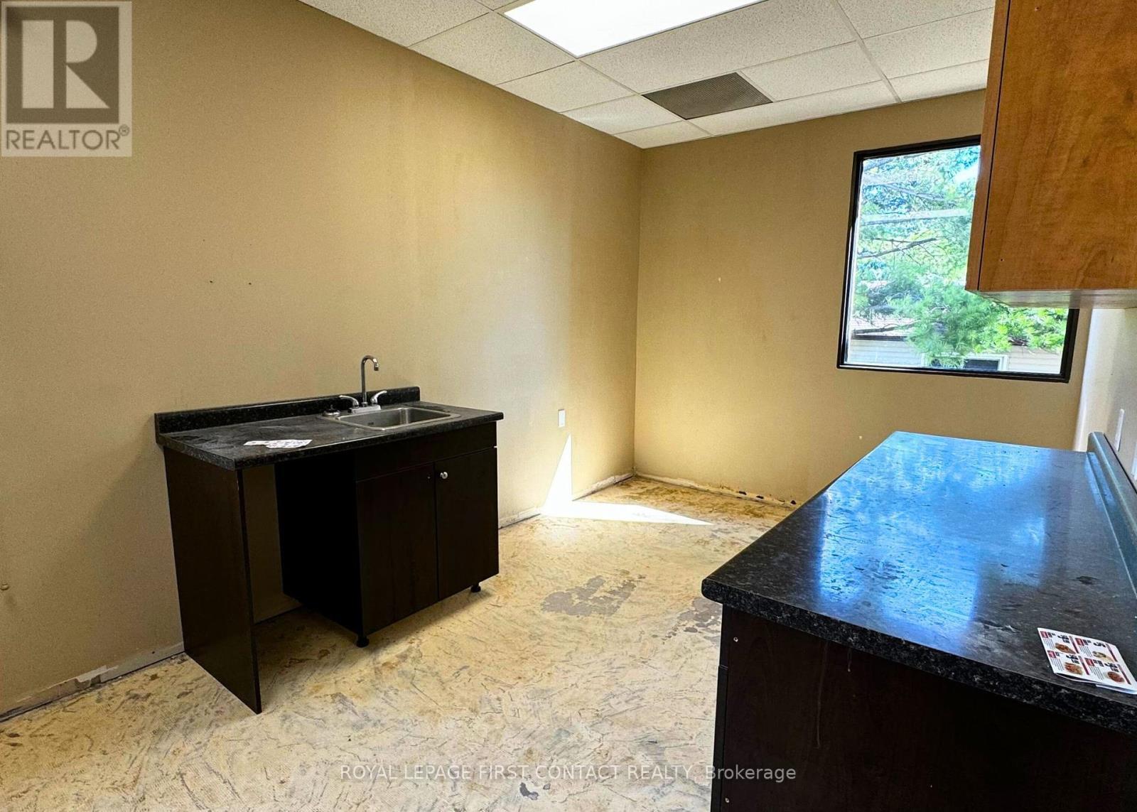 












201/203 - 11 FERRIS LANE

,
Barrie,




Ontario
L4M5N6

