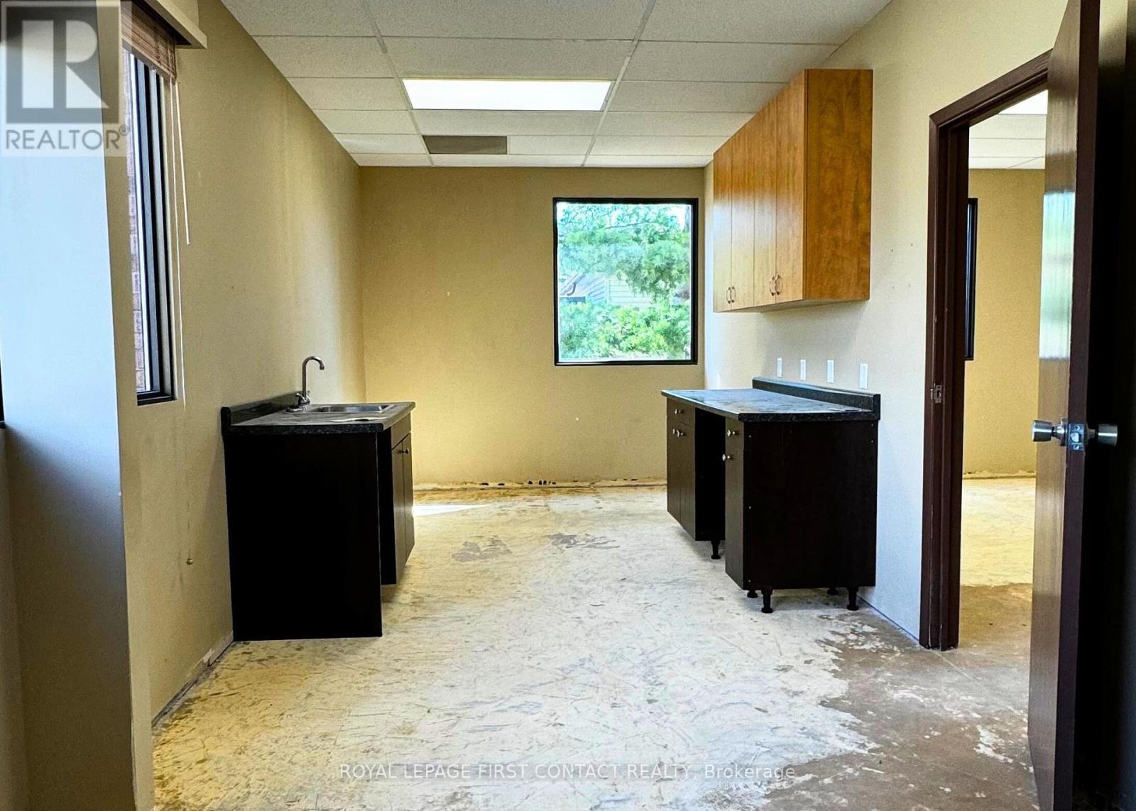 












201/203 - 11 FERRIS LANE

,
Barrie,




Ontario
L4M5N6

