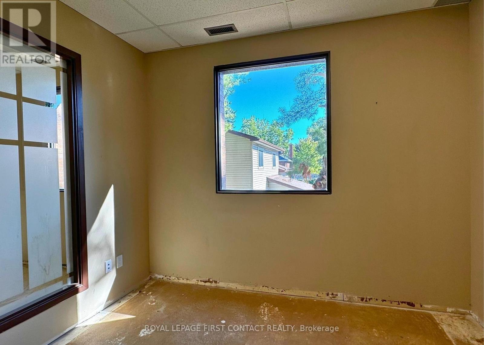 












201/203 - 11 FERRIS LANE

,
Barrie,




Ontario
L4M5N6

