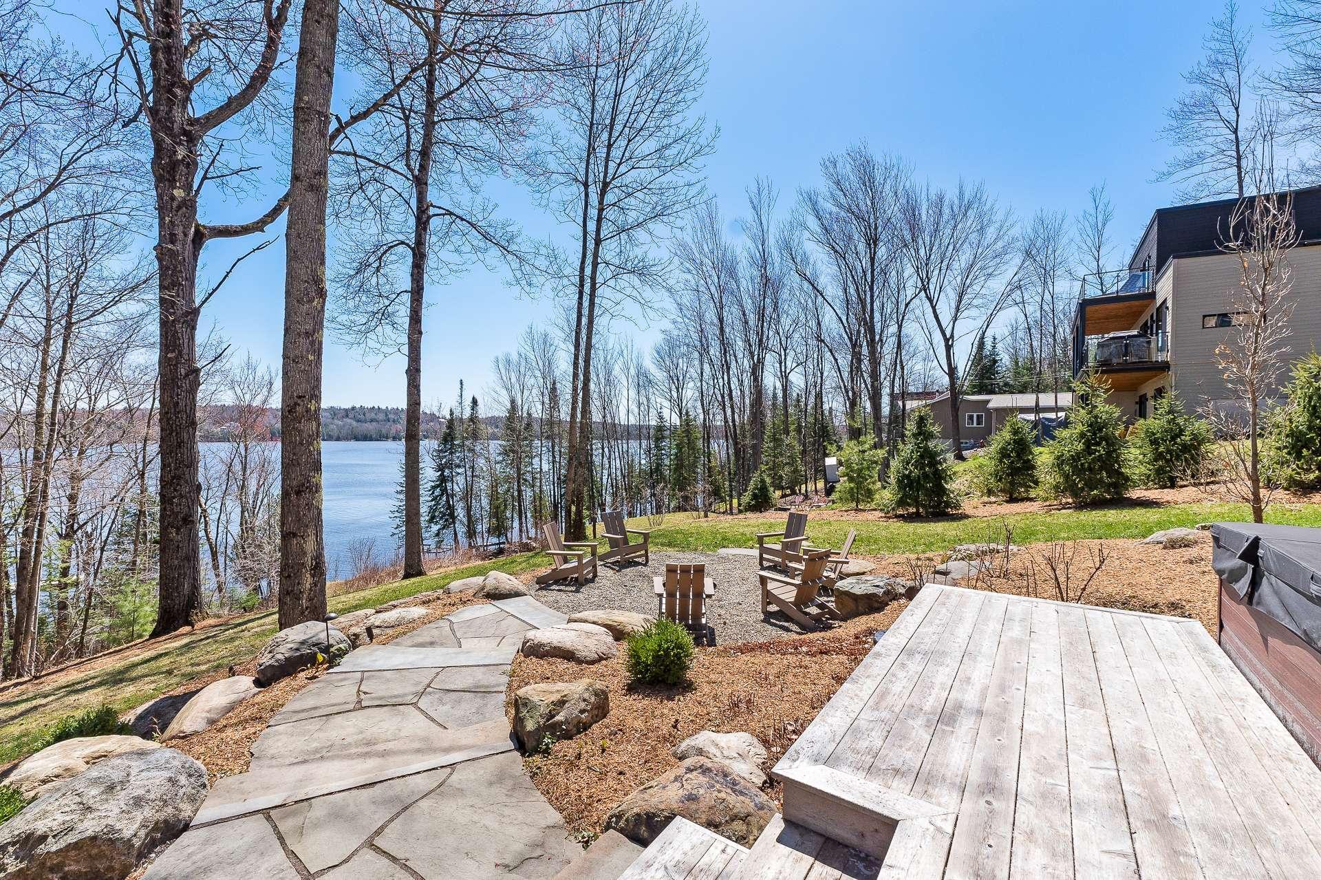 









251


Ch. des Bosquets-Fleuris

,
Stanstead - Canton,




QC
J1X3W4

