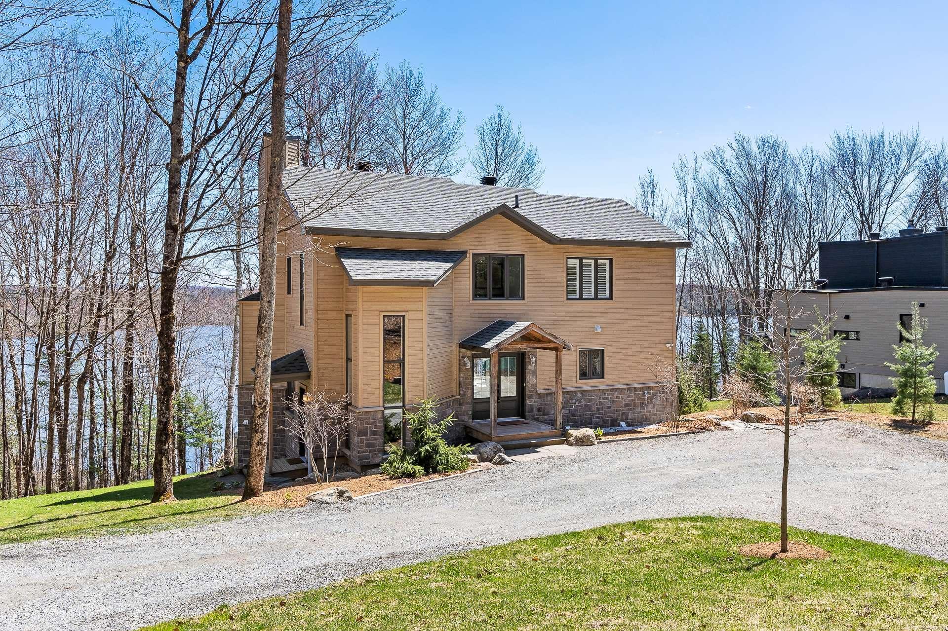 









251


Ch. des Bosquets-Fleuris

,
Stanstead - Canton,




QC
J1X3W4

