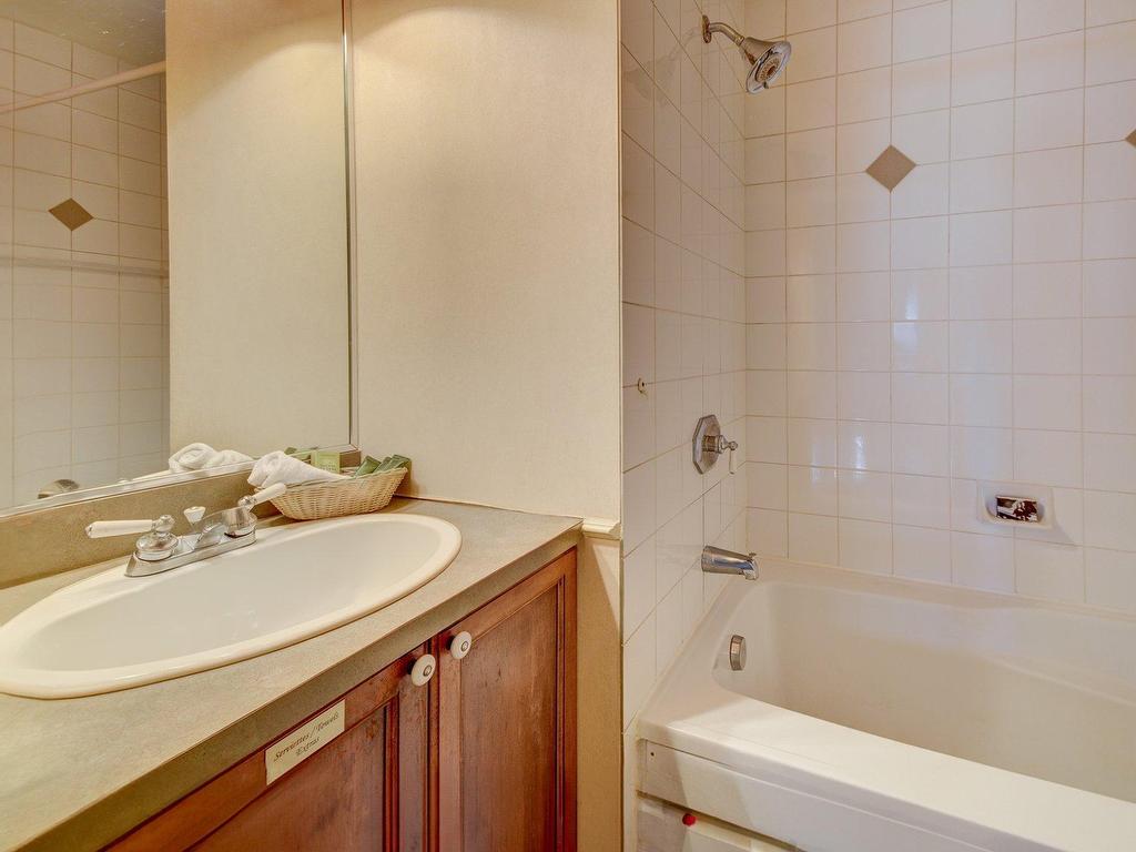 









118


Ch. de Kandahar

, 405,
Mont-Tremblant,




QC
J8E1B1

