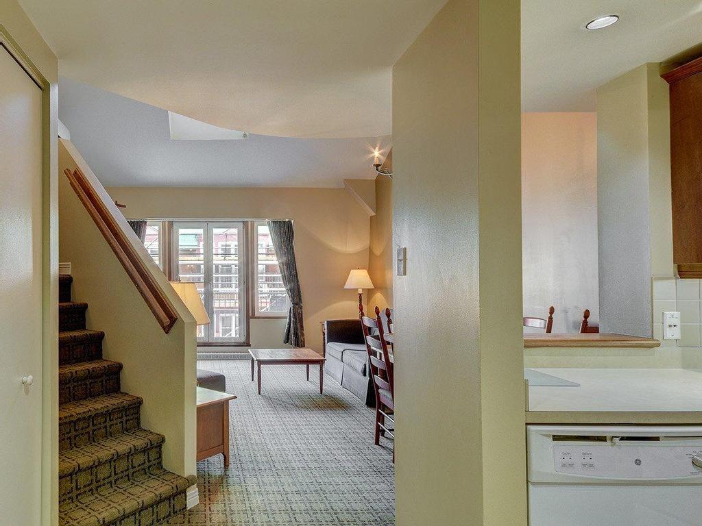 









118


Ch. de Kandahar

, 405,
Mont-Tremblant,




QC
J8E1B1

