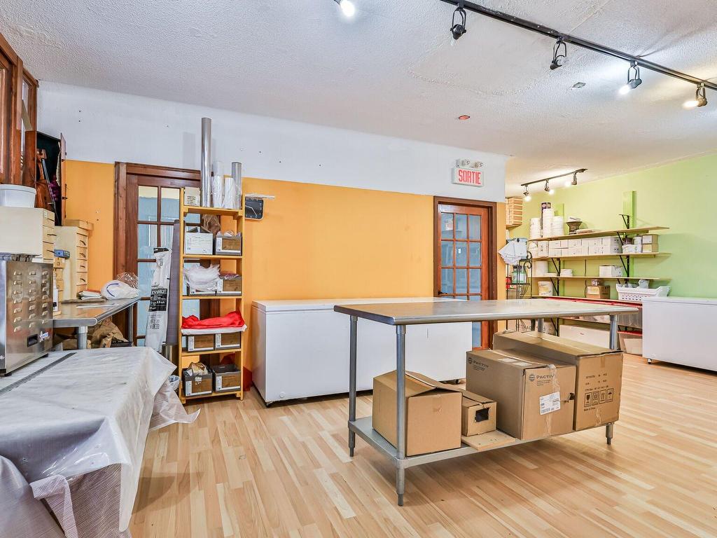









9770


Rue St-Urbain

,
Montréal (Ahuntsic-Cartierville),




QC
H3L2T2


