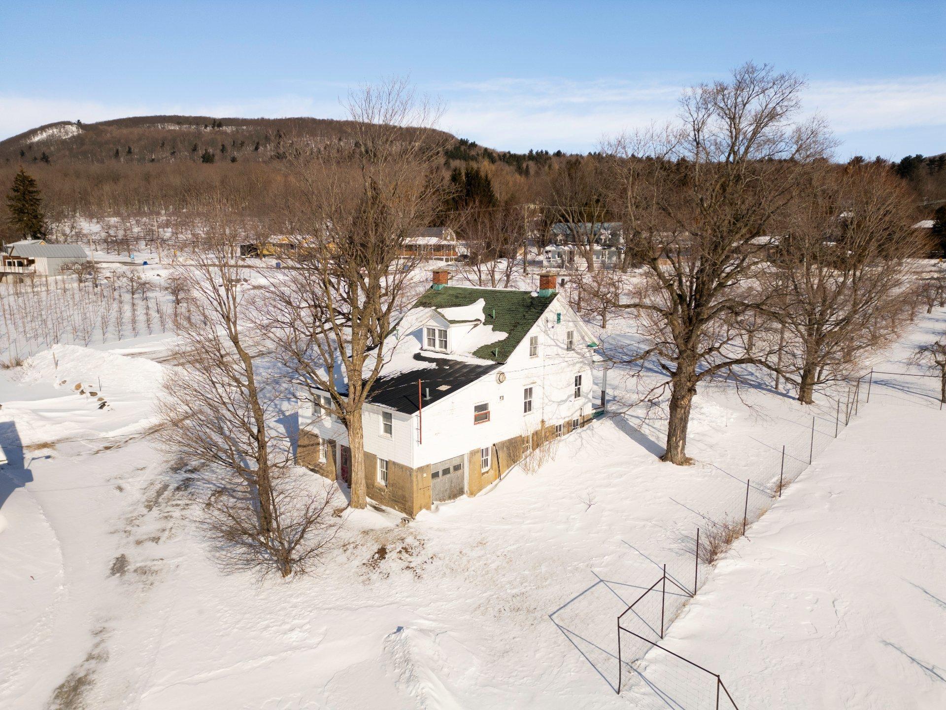 









1066


Ch. de la Montagne

,
Mont-Saint-Hilaire,




QC
J3G4S6

