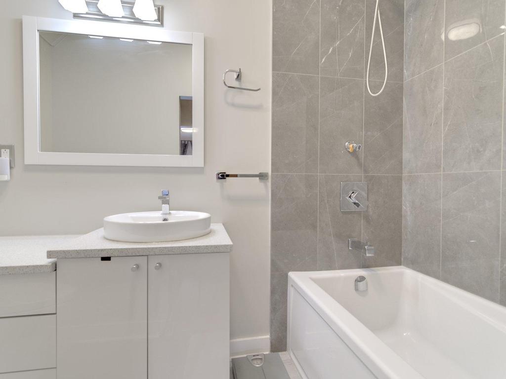 









6299

 - 6301


Rue St-Hubert

,
Montréal (Rosemont/La Petite-Patrie),




QC
H2S2L9

