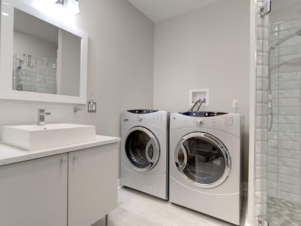 









6299

 - 6301


Rue St-Hubert

,
Montréal (Rosemont/La Petite-Patrie),




QC
H2S2L9

