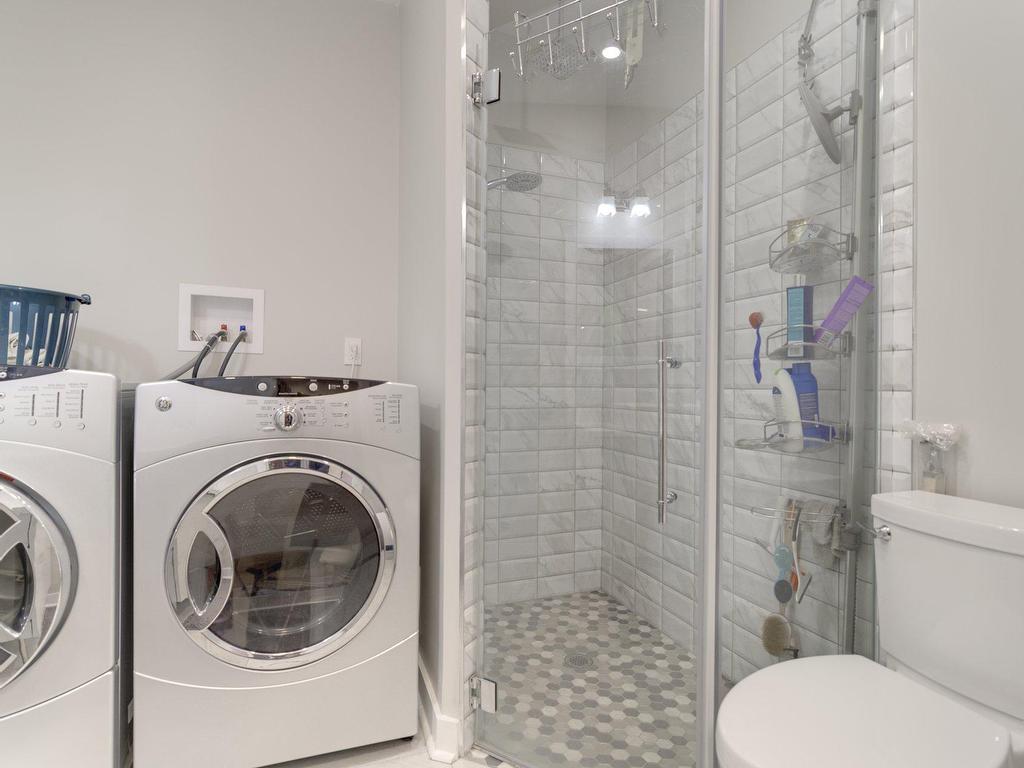









6299

 - 6301


Rue St-Hubert

,
Montréal (Rosemont/La Petite-Patrie),




QC
H2S2L9

