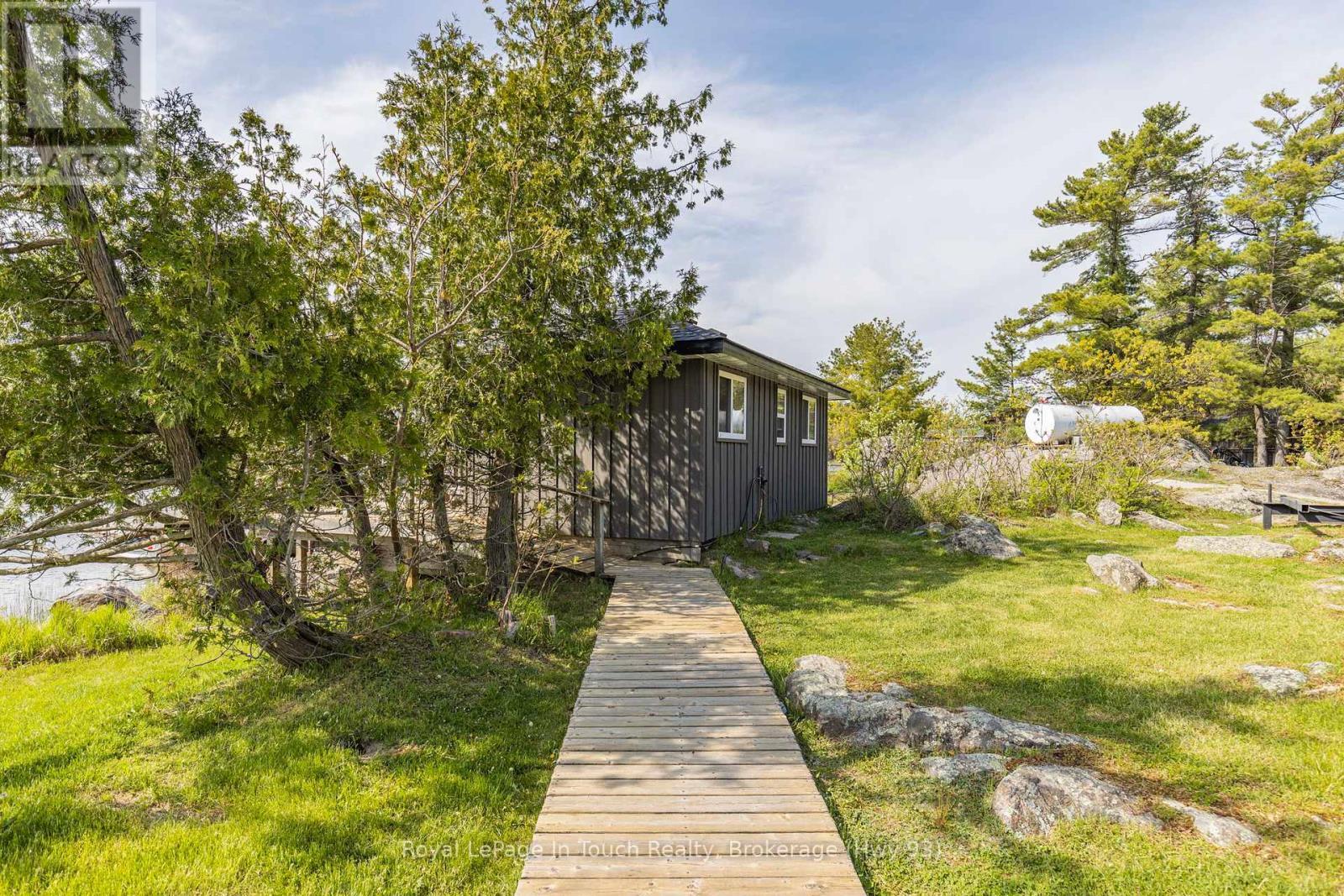 












B55-19 MOON ISLAND

,
The Archipelago (Archipelago South),




Ontario
P2A1T4

