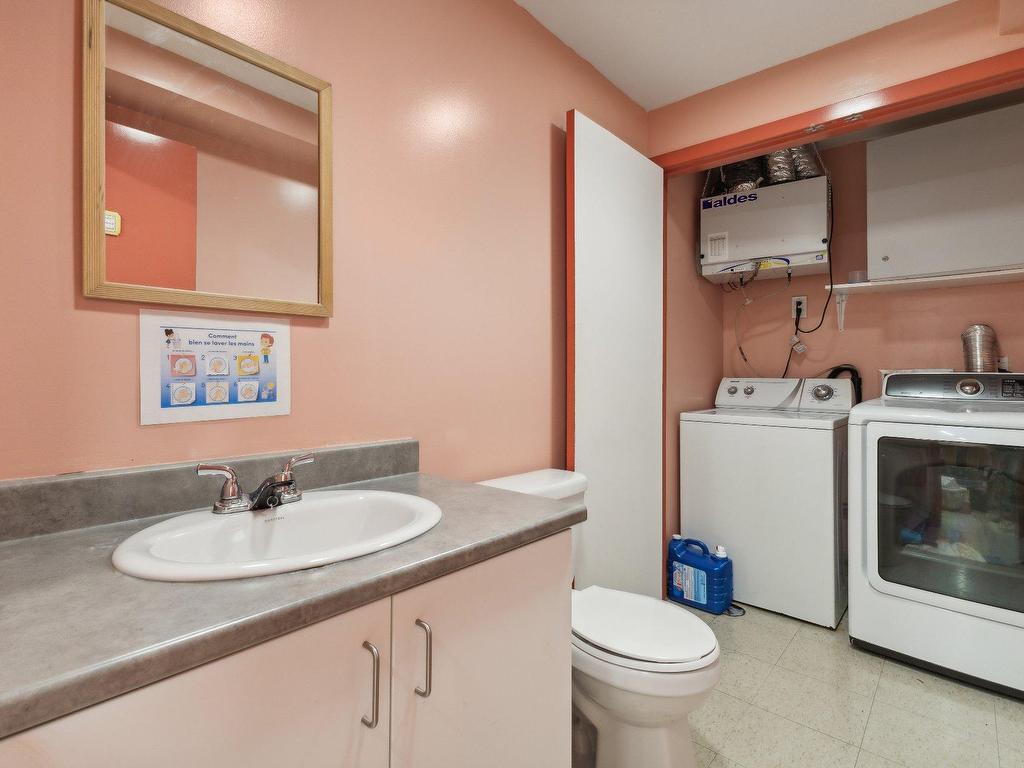 









172Z


Rue Eddy

,
Gatineau (Hull),




QC
J8X2W9

