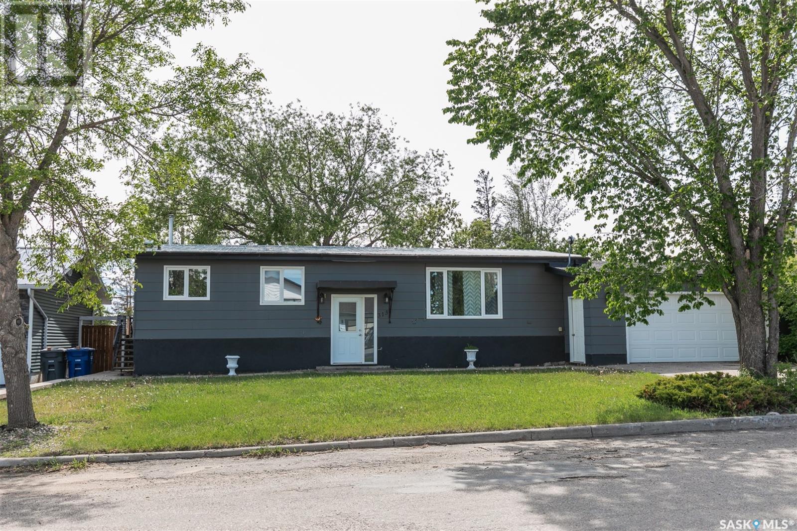 












313 Yukon AVENUE

,
Kerrobert,




Saskatchewan
S0L1R0

