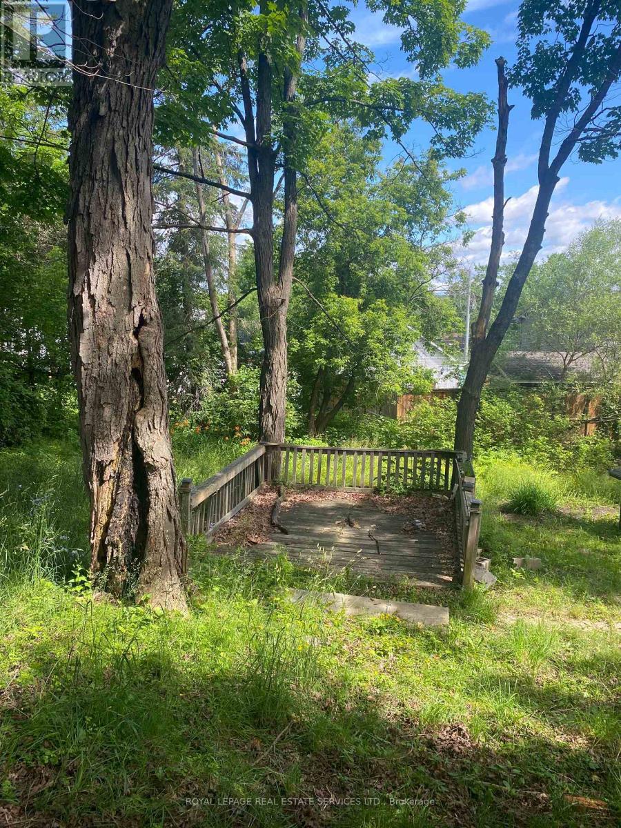 












16 CORA STREET E

,
Huntsville,







Ontario
P1H1T5

