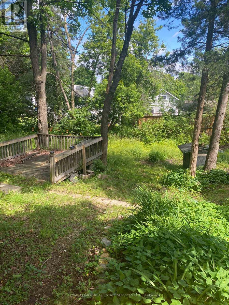 












16 CORA STREET E

,
Huntsville,







Ontario
P1H1T5

