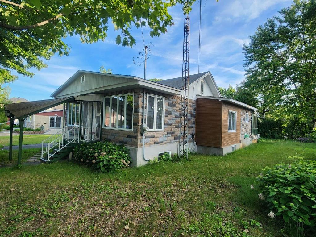 









808Z


4e Avenue

,
Laval (Fabreville),







QC
H7R4K3

