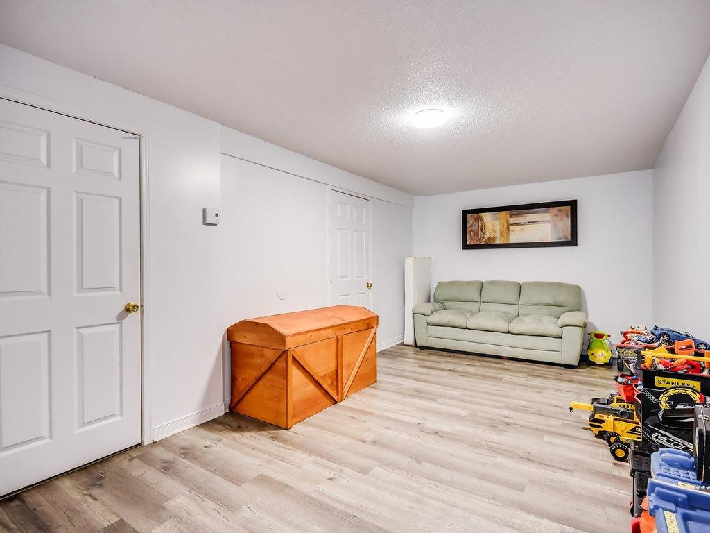 









993


Rue Grandmaison

,
Gatineau (Buckingham),




QC
J8L3Z3

