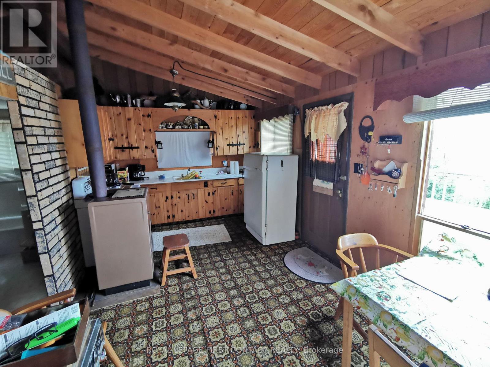 












992 PORTER LANDING ROAD

,
Parry Sound Remote Area,




Ontario
P0H2R0

