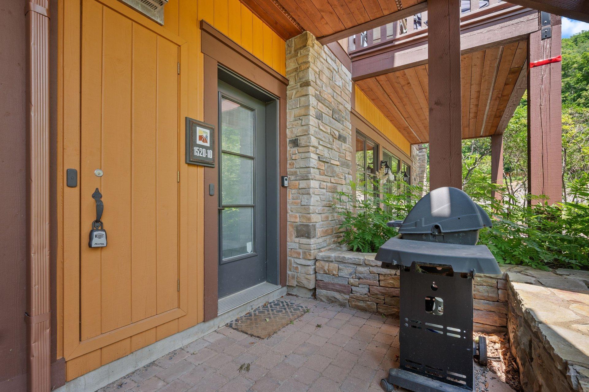 









1520


Ch. du Versant-Soleil

, 10,
Mont-Tremblant,




QC
J8E0A8

