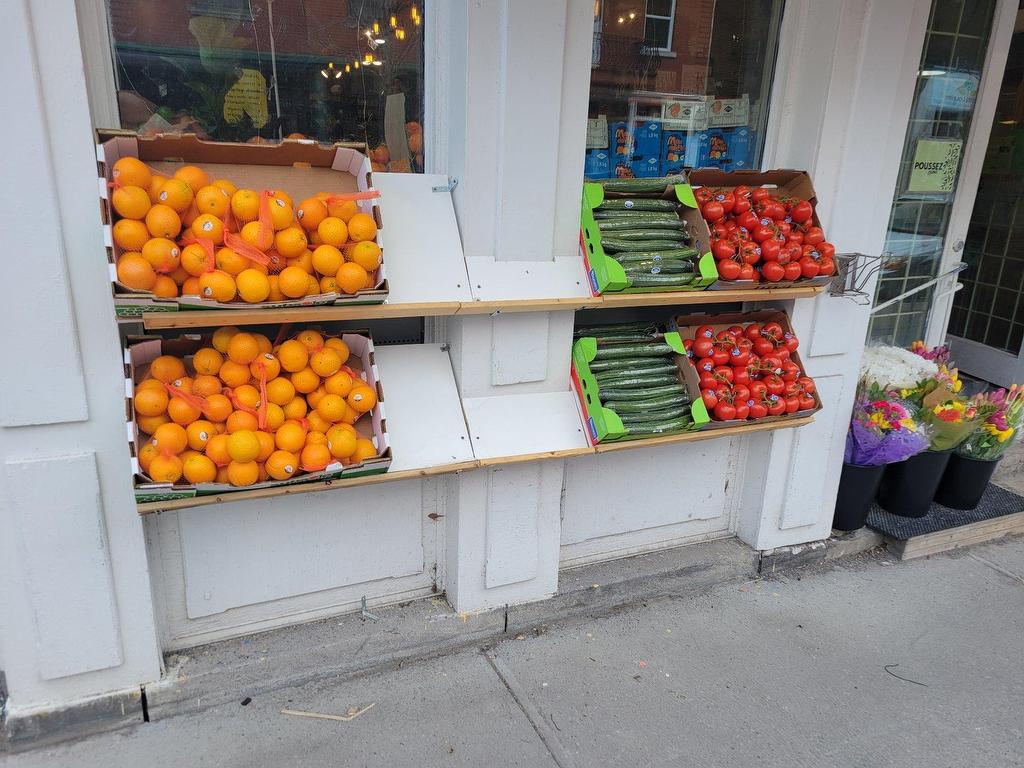









1420


Av. Laurier E.

,
Montréal (Le Plateau-Mont-Royal),




QC
H2J1H5

