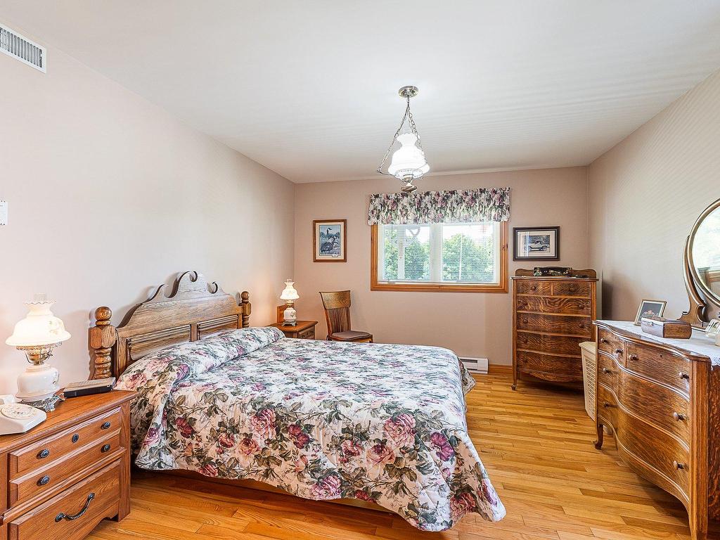 









1260


Ch. de Magoon Point

,
Stanstead - Canton,




QC
J0B1T0

