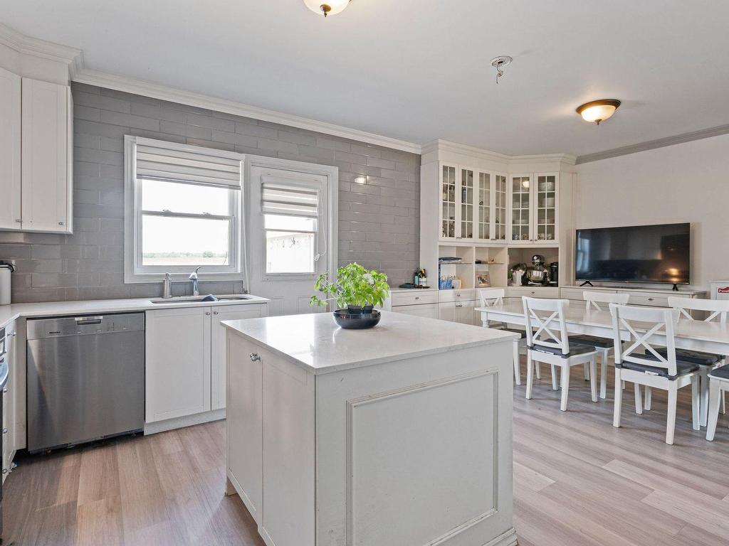









709

 - 709B


Ch. de la Rivière N.

,
Saint-Eustache,




QC
J7R4K3


