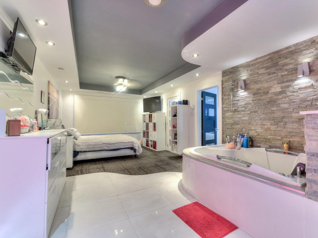 









50Z


Boul. Ste-Rose

,
Laval (Sainte-Rose),




QC
H7L3K1

