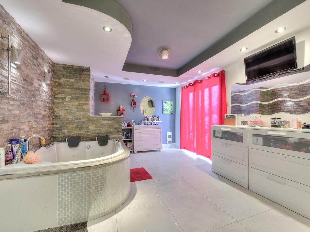 









50Z


Boul. Ste-Rose

,
Laval (Sainte-Rose),




QC
H7L3K1

