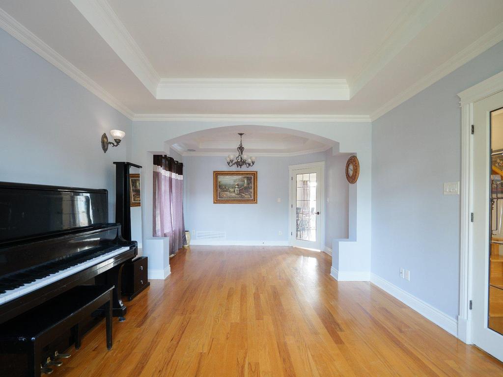 









406


Rue des Plateaux

,
Mont-Saint-Hilaire,




QC
J3H6E6

