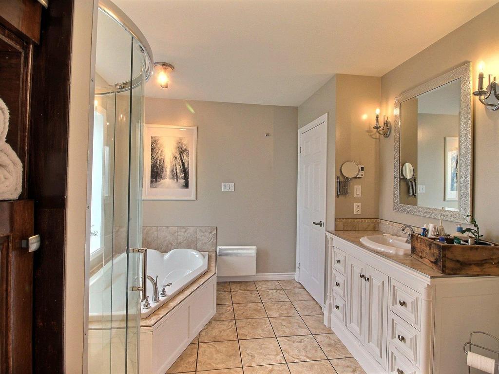 









205


Rue François-Hazeur

,
La Malbaie,




QC
G5A1V6

