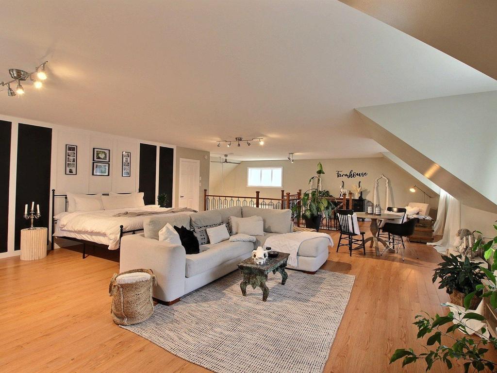 









205


Rue François-Hazeur

,
La Malbaie,




QC
G5A1V6

