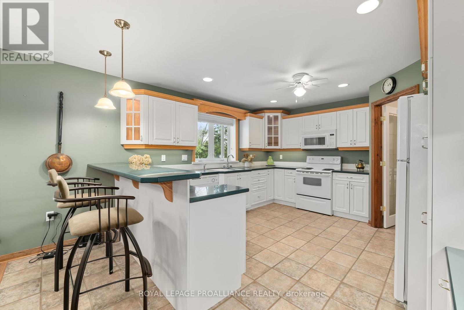 












32 PIERCE ROAD

,
Prince Edward County (Hallowell Ward),




Ontario
K0K1G0

