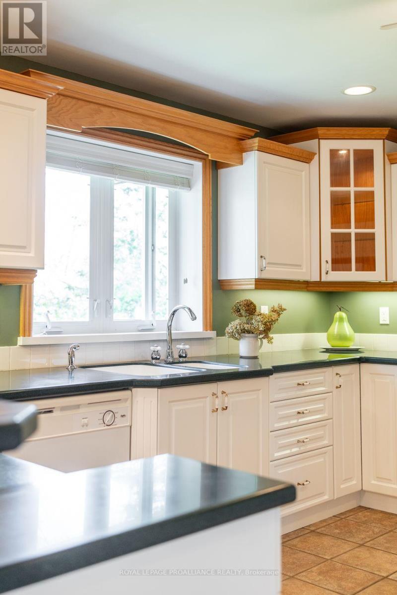 












32 PIERCE ROAD

,
Prince Edward County (Hallowell Ward),




Ontario
K0K1G0

