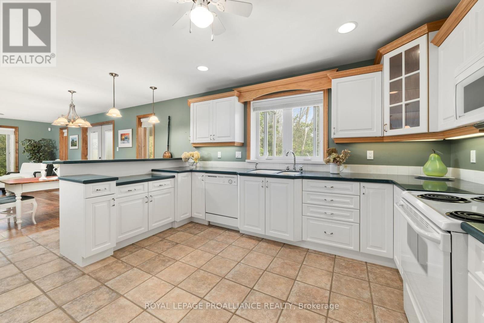 












32 PIERCE ROAD

,
Prince Edward County (Hallowell Ward),




Ontario
K0K1G0

