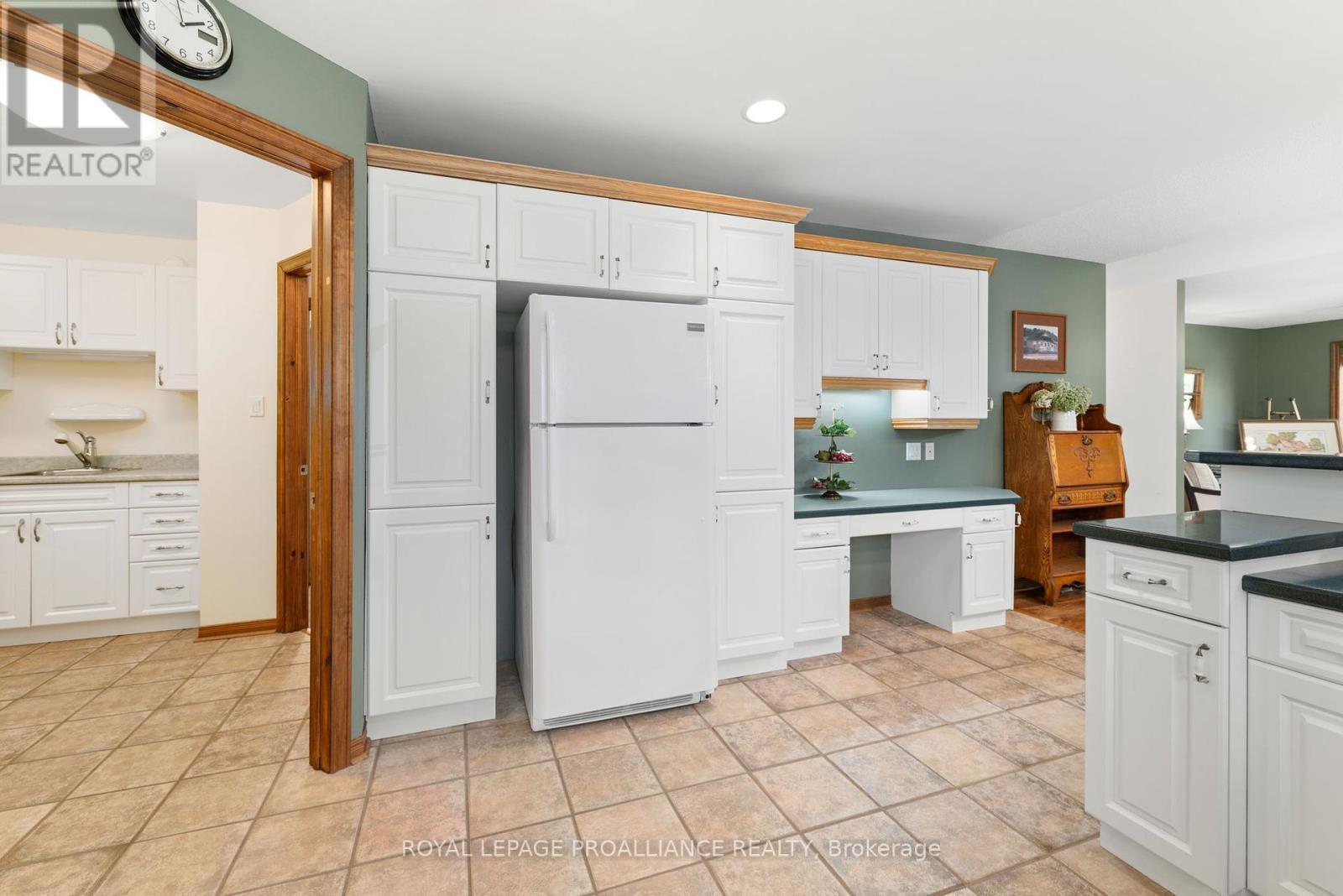 












32 PIERCE ROAD

,
Prince Edward County (Hallowell Ward),




Ontario
K0K1G0

