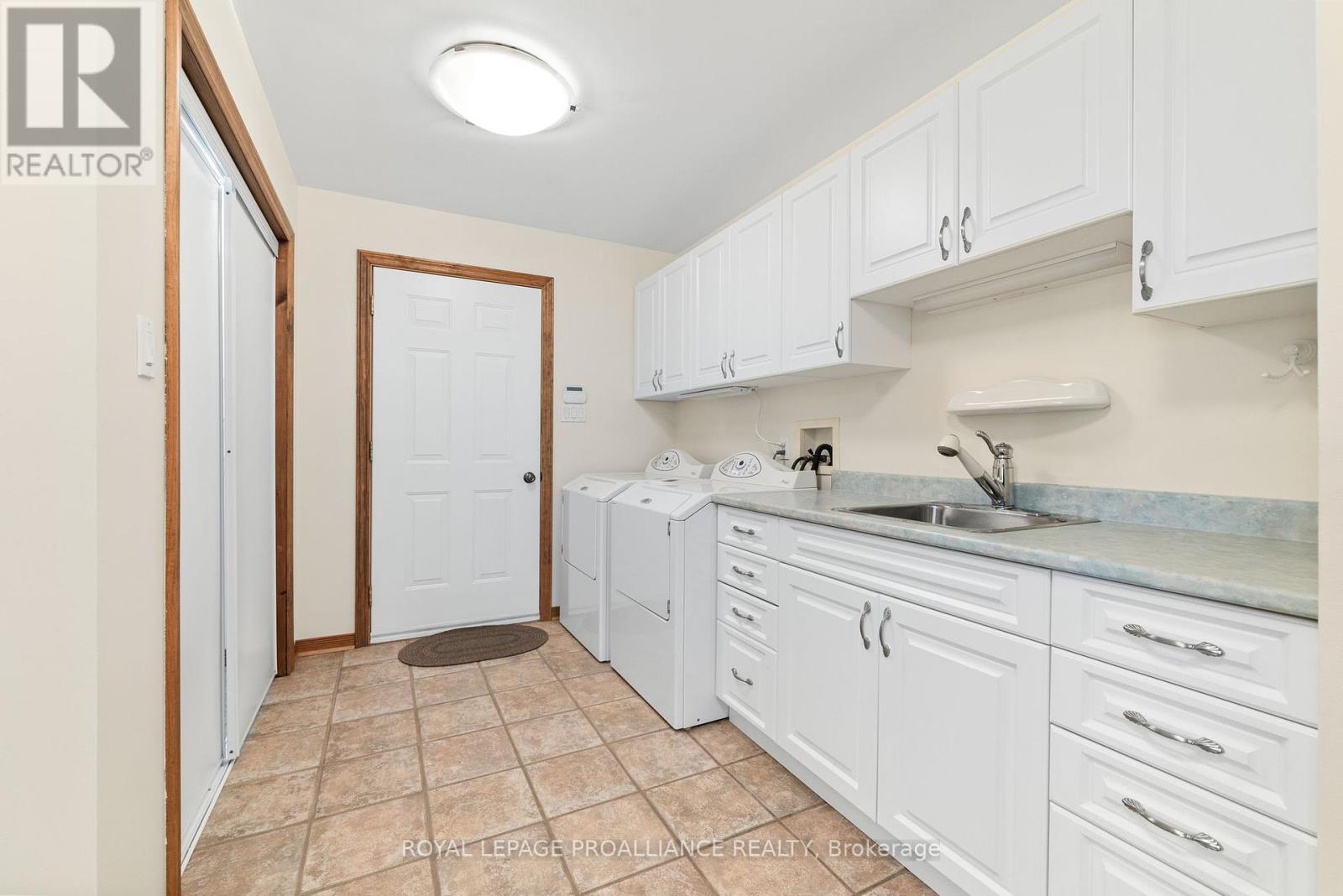 












32 PIERCE ROAD

,
Prince Edward County (Hallowell Ward),




Ontario
K0K1G0

