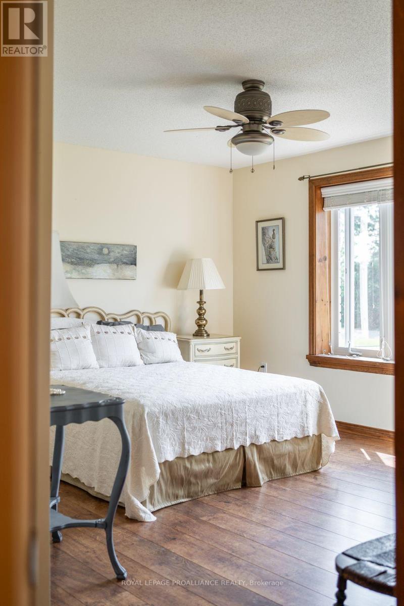 












32 PIERCE ROAD

,
Prince Edward County (Hallowell Ward),




Ontario
K0K1G0

