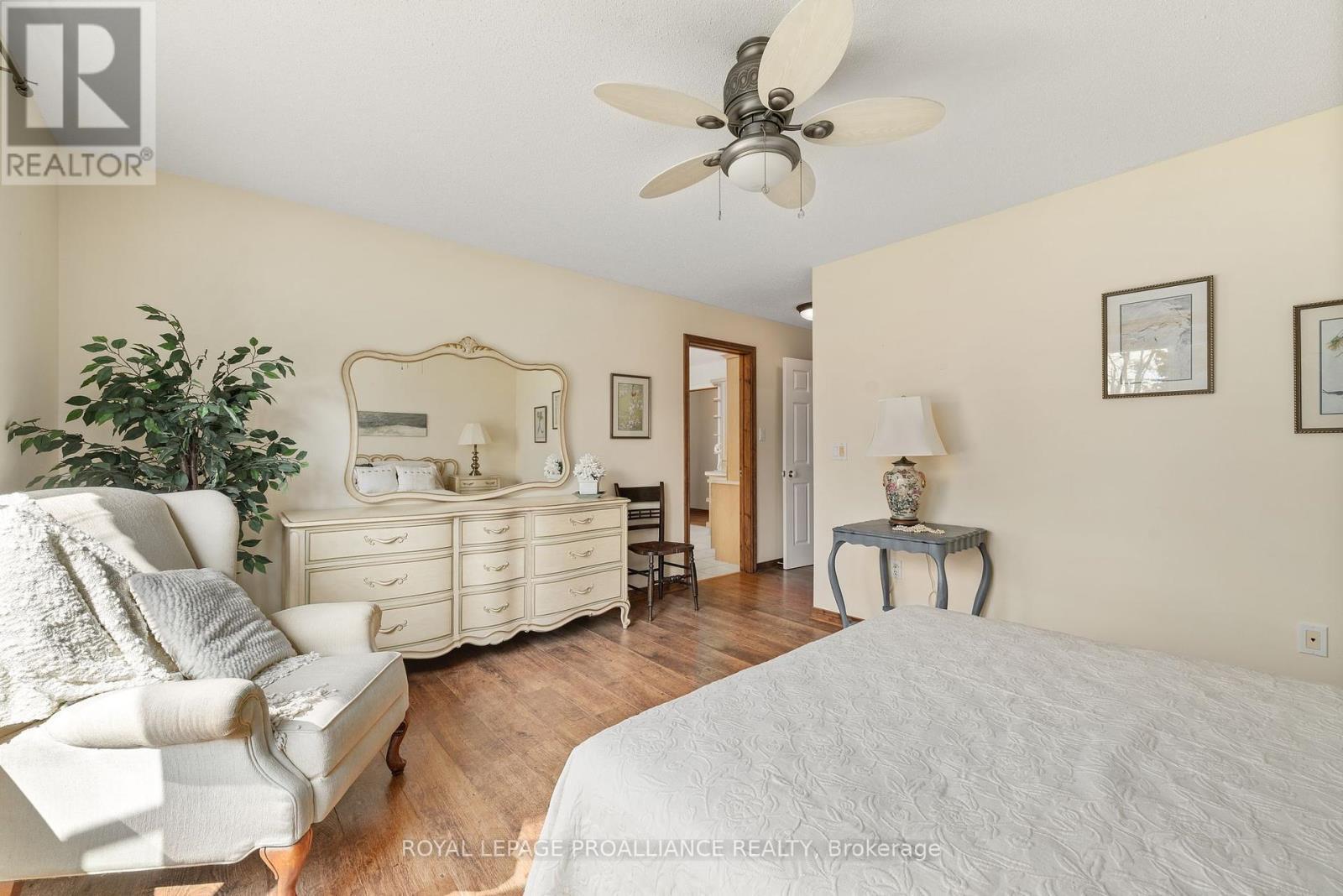 












32 PIERCE ROAD

,
Prince Edward County (Hallowell Ward),




Ontario
K0K1G0


