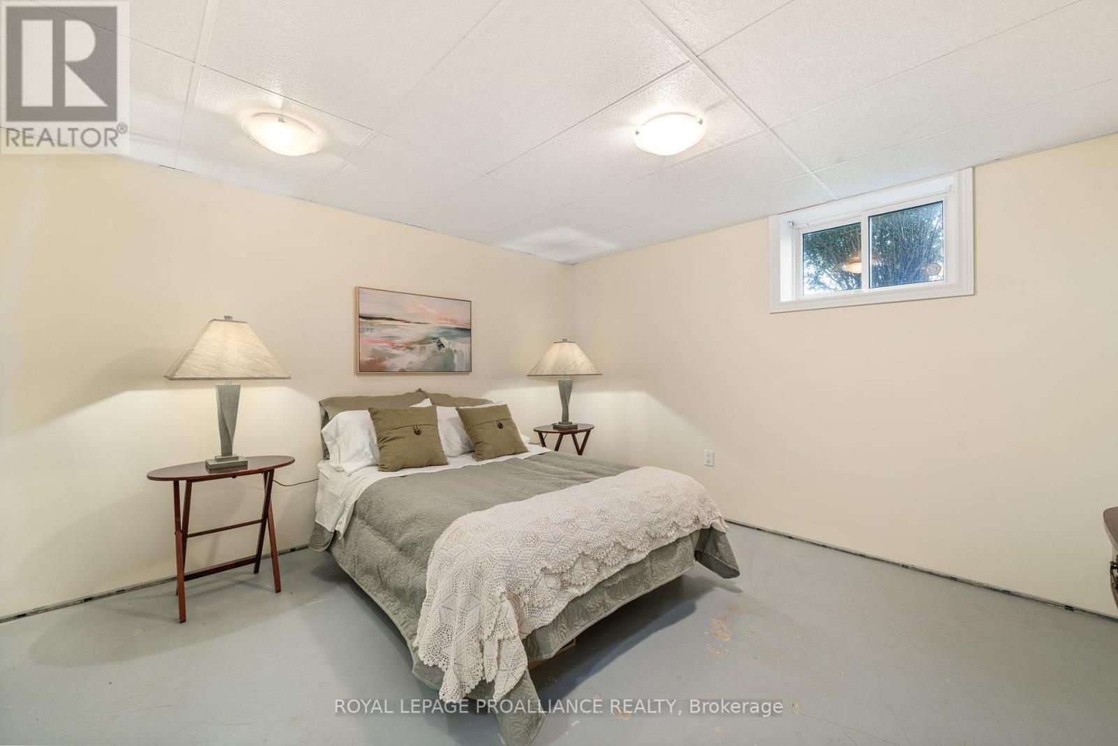 












32 PIERCE ROAD

,
Prince Edward County (Hallowell Ward),




Ontario
K0K1G0

