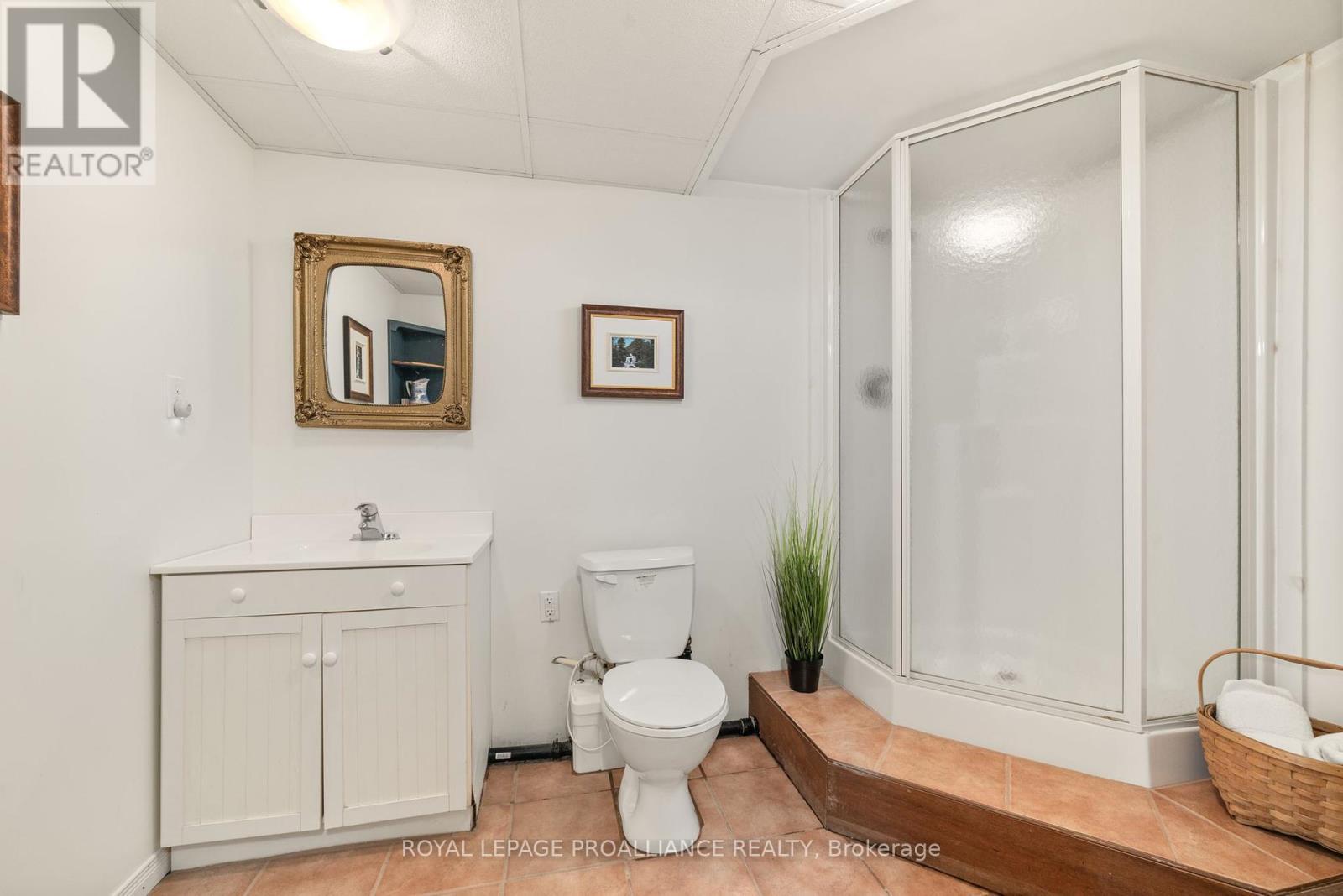 












32 PIERCE ROAD

,
Prince Edward County (Hallowell Ward),




Ontario
K0K1G0

