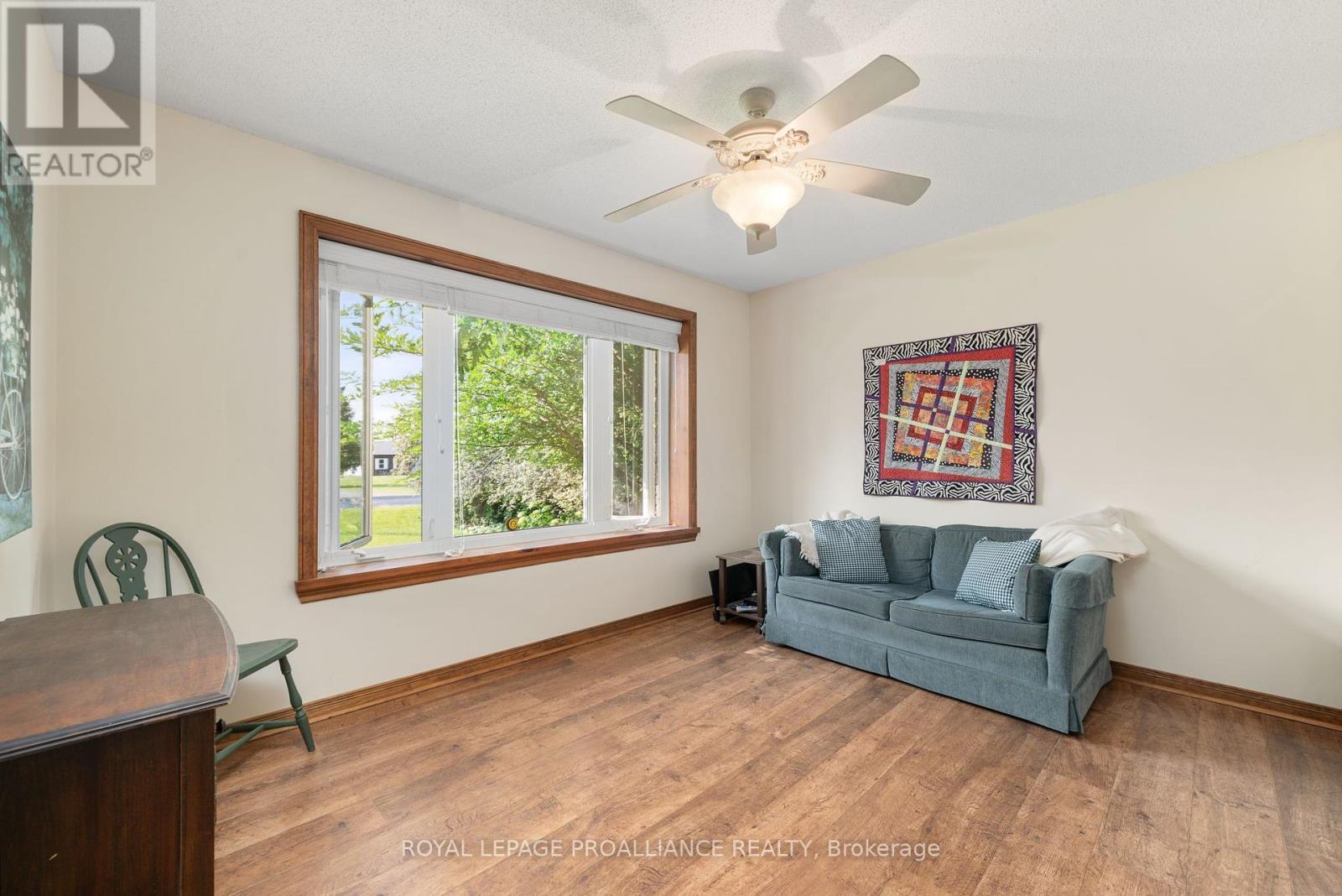 












32 PIERCE ROAD

,
Prince Edward County (Hallowell Ward),




Ontario
K0K1G0

