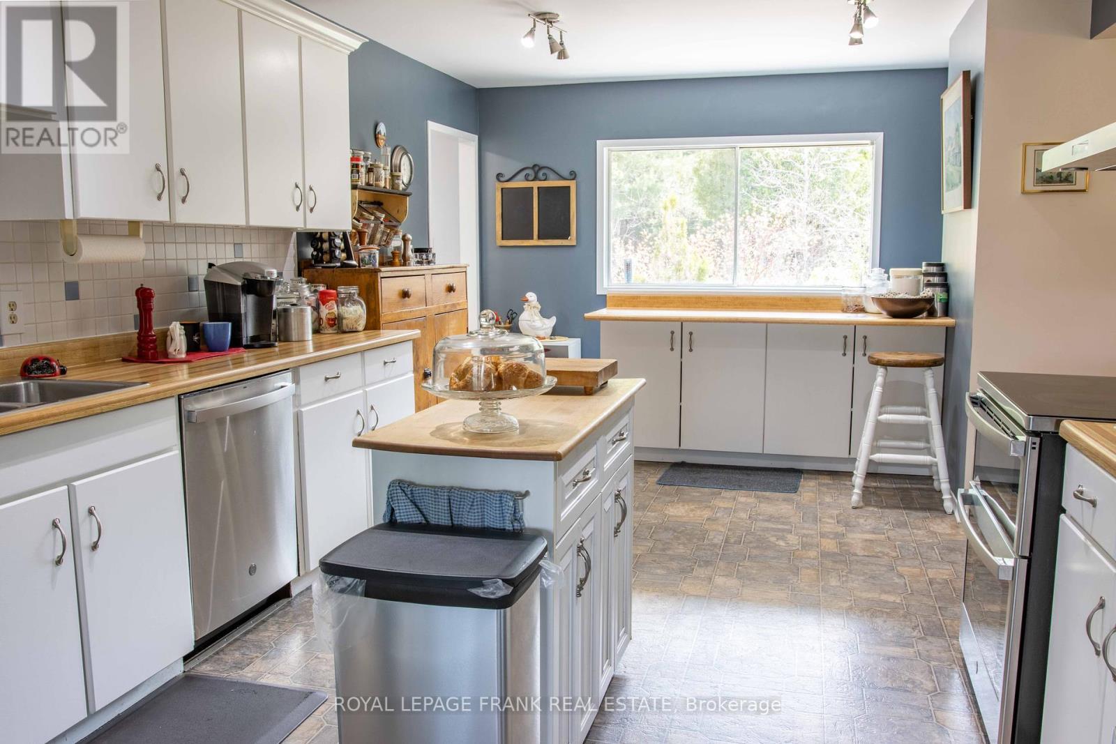 












46 SOUTH BAPTISTE LAKE ROAD

,
Hastings Highlands (Herschel Ward),




Ontario
K0L1C0

