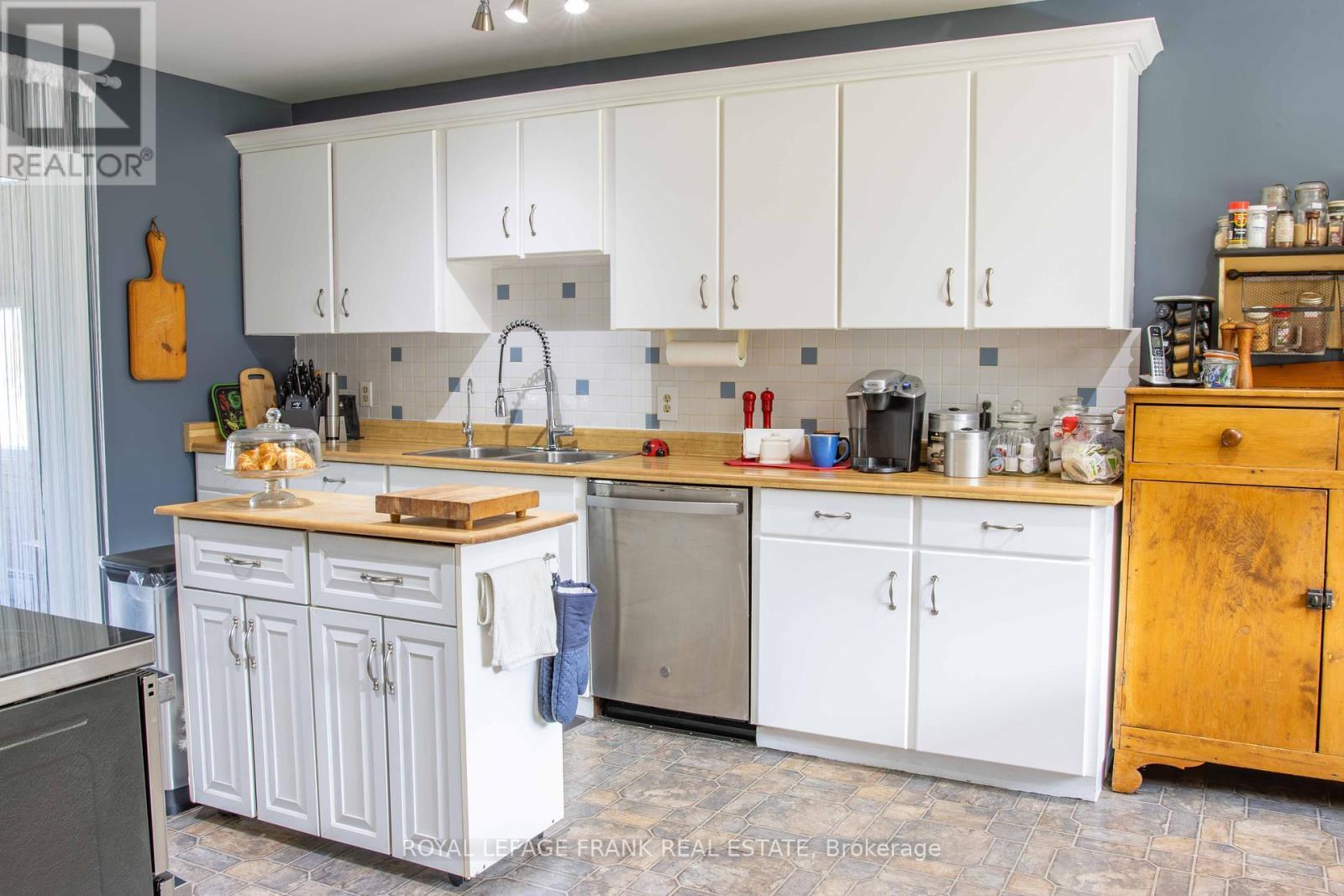 












46 SOUTH BAPTISTE LAKE ROAD

,
Hastings Highlands (Herschel Ward),




Ontario
K0L1C0

